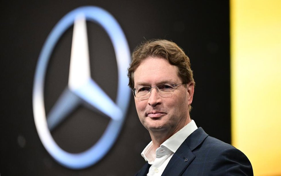 Archivo - FILED - 22 February 2024, Baden-Wuerttemberg, Stuttgart: CEO of Mercedes-Benz Group AG Ola Kaellenius stands in front of a logo of the car manufacturer Mercedes-Benz before the annual press conference. Photo: Bernd Weibrod/dpa