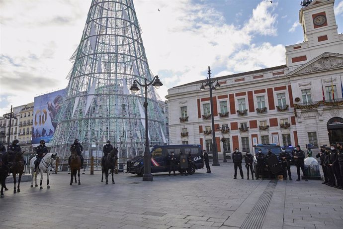 Archivo - Varios agentes de la Policía Nacional durante la presentación de la Jefatura Superior de Policía de un dispositivo especial de seguridad en el marco de la 'Operación Navidad' en la Puerta del So