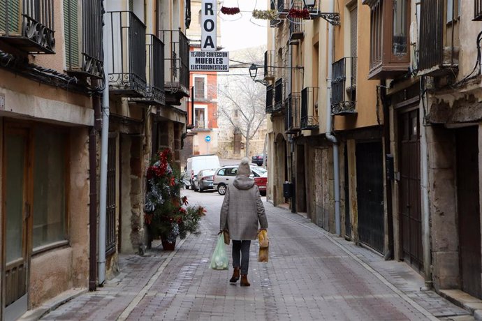 Archivo - Ambiente en las calles el día del comienzo del invierno, en la localidad de Molina de Aragón, Guadalajara, Castilla-La Mancha (España), a 21 de diciembre de 2020. 