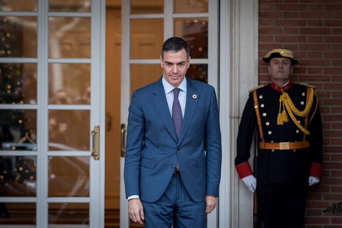 El presidente del gobierno, Pedro Sánchez, a su llegada a un encuentro con el primer ministro de Líbano, Najib Mikati, en el Complejo de la Moncloa, a 11 de diciembre de 2024, en Madrid (España).