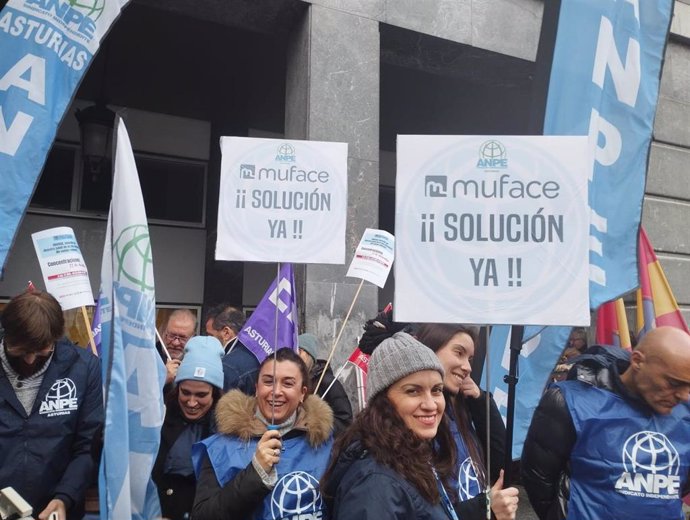 Concentración organizada por los sindicatos UGT, ANPE, USIE, UFP, SUP, ADIDE, ACAIP, SIAT y USO para exigir un acuerdo entre Gobierno de España y aseguradoras para la asistencia sanitaria de 1,5 millones de funcionarios.