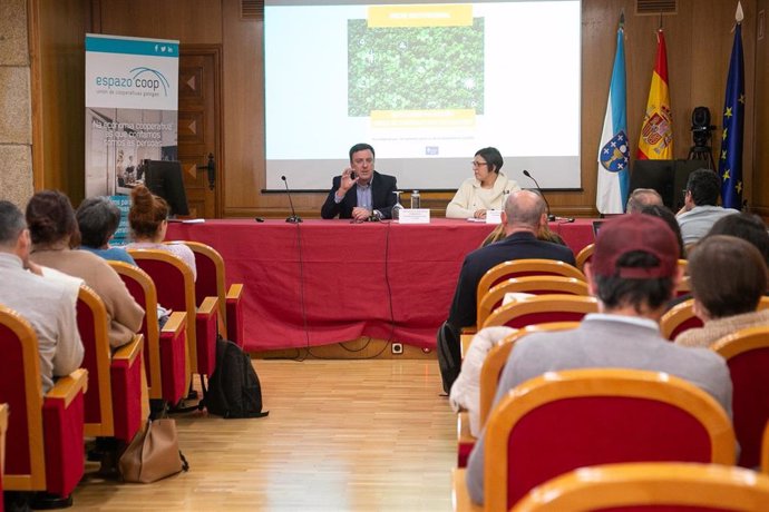 El presidente de la Diputación de A Coruña, Valentín González Formoso, clausura unas jornadas sobre cooperativismo