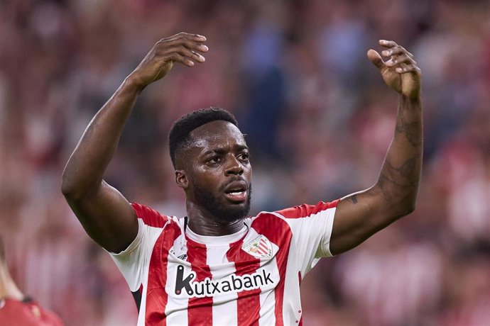 Archivo - El delantero del Athletic Club Iñaki Williams, ante el Slavia Praga en la Europa League 2024-2025. 