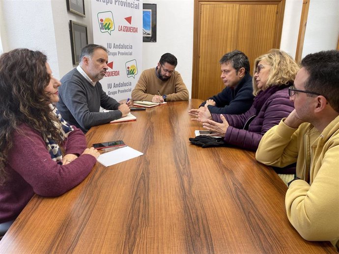 El diputado provincial de IU, Ramón Galán, con el comité de personal laboral de Diputación.