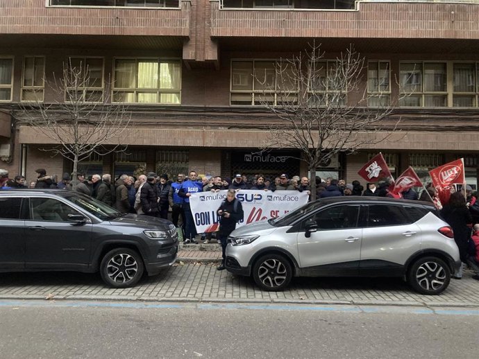 Concentración en la sede de Muface.