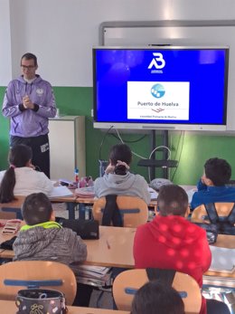 Charlas socioeducativas del corredor Antonio Bendala en el CEIP Juan José Rebollo de San Juan del Puerto (Huelva).