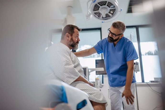 Un paciente con sobrepeso en una consulta con un doctor de QuirónSalud Campo de Gibraltar