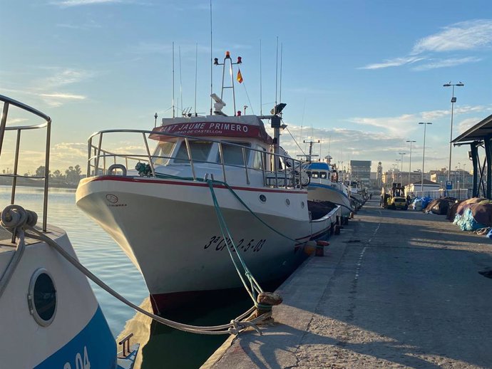 Archivo - Barco pesquero amarrado en puerto