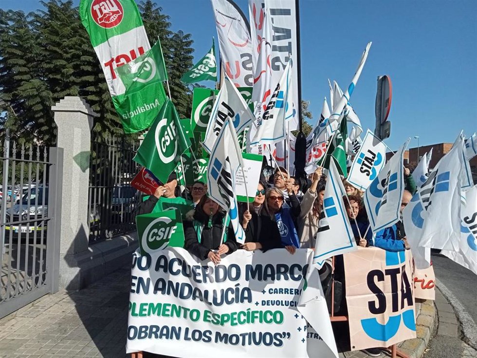 Concentración este miércoles de sindicatos por los complementos autonómicos.