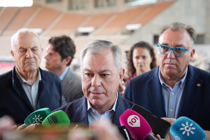 Archivo - Sanz atiende a los medios, junto al consejero Bernal, en el estadio de la Cartuja con motivo de una visita, el pasado mes de julio, para comprobar el estado de los trabajos de mejora en el recinto.