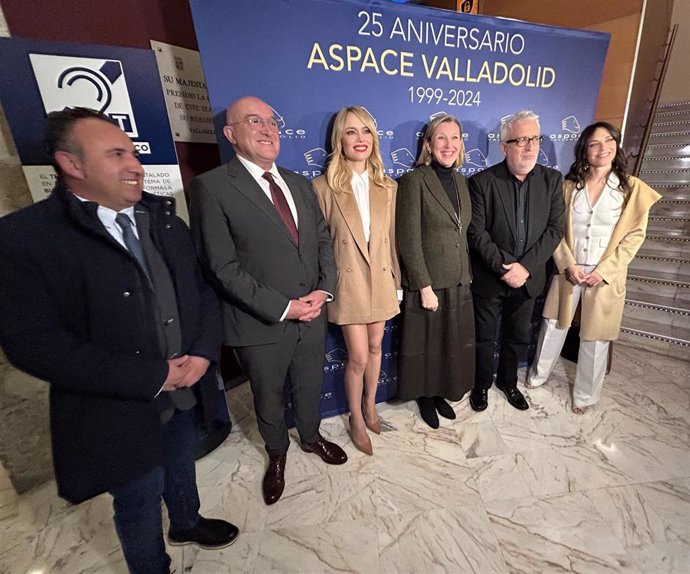 De izda a dcha: el diputado provincial Alfonso Romo; el alcalde de Valladolid, Jesús Julio Carnero; Patricia Conde; la vicepresidenta de la Junta y consejera de Familia, Isabel Blanco; Leo Harlem y la gerente de Aspace Valladolid, Alicia Mateos.