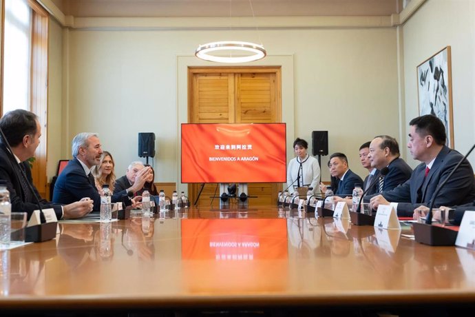 El presidente del Gobierno de Aragón, Jorge Azcón, en una reunión con el CEO de CATL, Robin Zheng, en el Edificio Pignatelli.