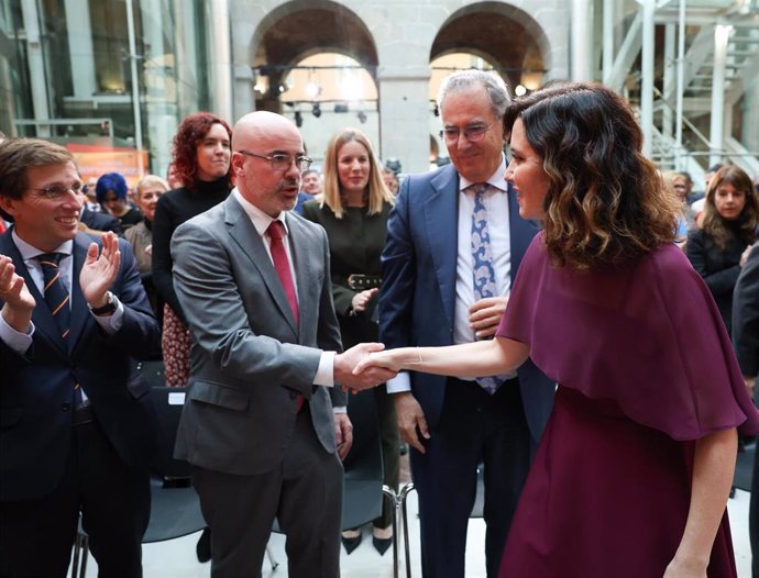 La presidenta de la Comunidad de Madrid, Isabel Díaz Ayuso, saluda al delegado del Gobierno en la Comunidad de Madrid, Francisco Martín, durante el acto conmemorativo de celebración del 46º aniversario de la Constitución Española en la Real Casa de Correo