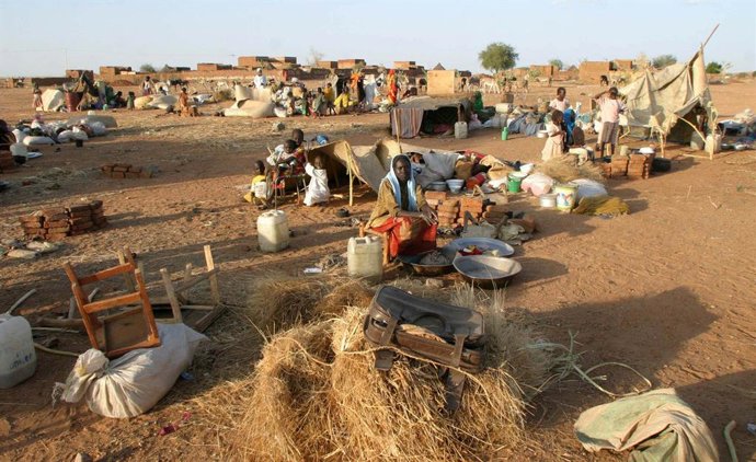 Archivo - July 29, 2004 - U.S. - KRT WORLD NEWS STORY SLUGGED: SUDAN KRT PHOTOGRAPH BY EVELYN HOCKSTEIN/KRT (July 29) Recently displaced people from villages around the town of Nyala, Darfur set up a makeshift camp, with the few personal belongings they