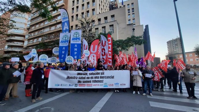 Concentración en Badajoz a favor de una asistencia sanitaria de calidad para los empleados públicos