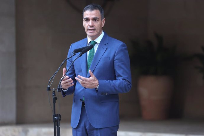 Archivo - El presidente del Gobierno, Pedro Sánchez, comparece ante los medios tras mantener una reunión con el Rey, en el Palacio de la Almudaina, a 30 de julio de 2024, en Palma de Mallorca, Mallorca, Baleares (España). El jefe del Ejecutivo ha declarad