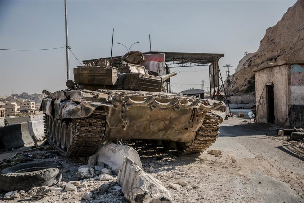 Un tanque abandonado en Siria en el marco de la ofensiva rebelde y yihadista contra el régimen de Bashar al Assad