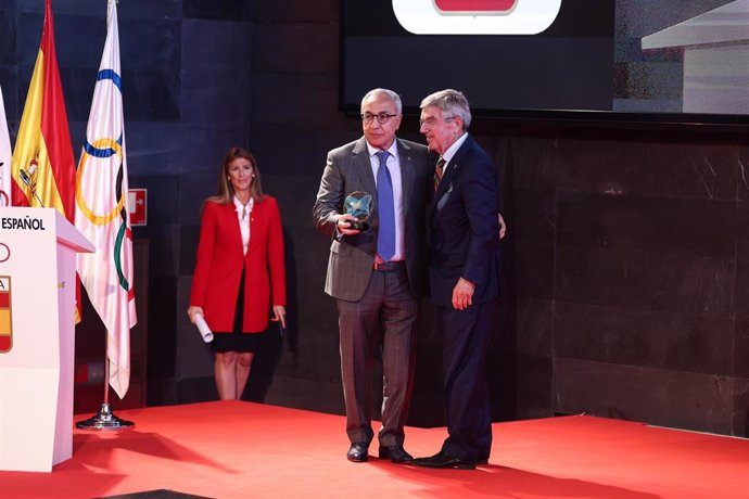 Archivo - Thomas Bach, President of the International Olympic Committee IOC and of the Olympic Refuge Foundation; gives a present to Alejandro Blanco, president of the Spanish Olympic Committee COE; during the signing of a collaboration agreement to promo