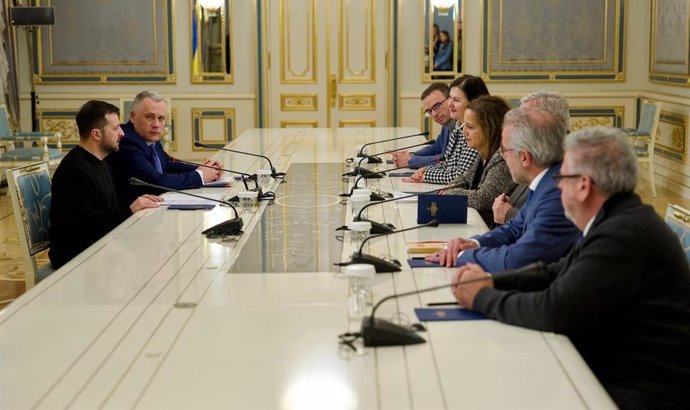 Una delegación del grupo de Socialistas y Demócratas (S&D) del Parlamento Europeo, en la que participa el diputado extremeño Ignacio Sánchez Amor, se reúne en Ucrania con el presidente  Volodímir Zelenski