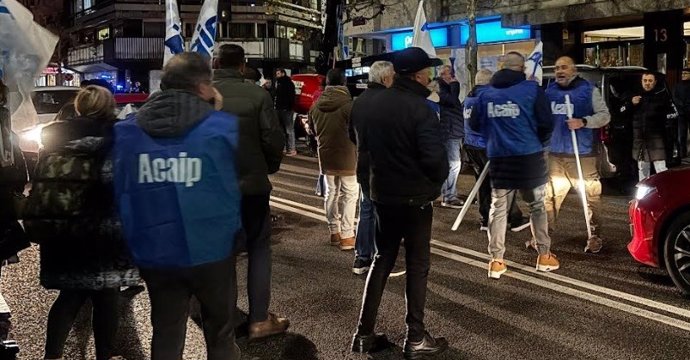 Momento de la concentración de León en el que los manifestantes han cortado el tráfico