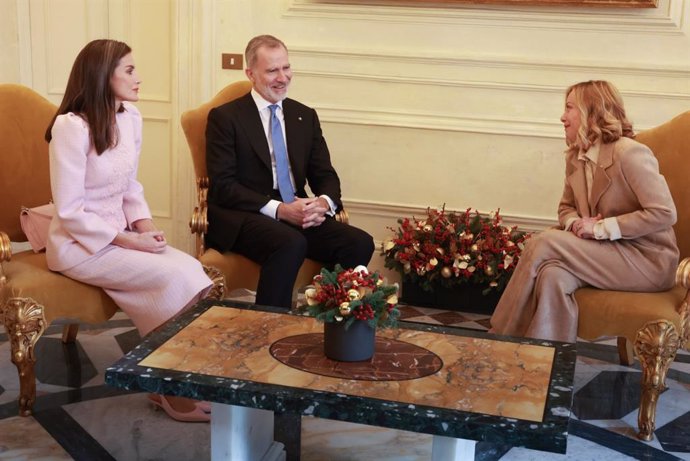 Los Reyes Felipe VI y Letizia se reúnen con la primera ministra italiana, Giorgia Meloni, durante su visita de Estado a Italia