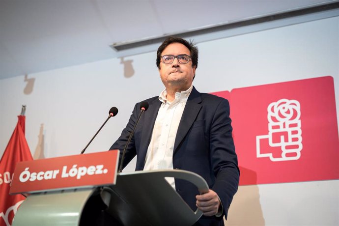 El ministro de Transformación Digital y Función Pública, Óscar López, ofrece una rueda de prensa para anunciar que presenta su candidatura como secretario general del PSOE de Madrid, en la sede de la Agrupación Socialista del distrito Centro, a 5 de dicie