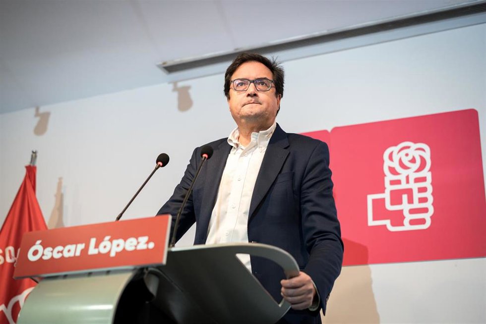 El ministro de Transformación Digital y Función Pública, Óscar López, ofrece una rueda de prensa para anunciar que presenta su candidatura como secretario general del PSOE de Madrid, en la sede de la Agrupación Socialista del distrito Centro, a 5 de dic