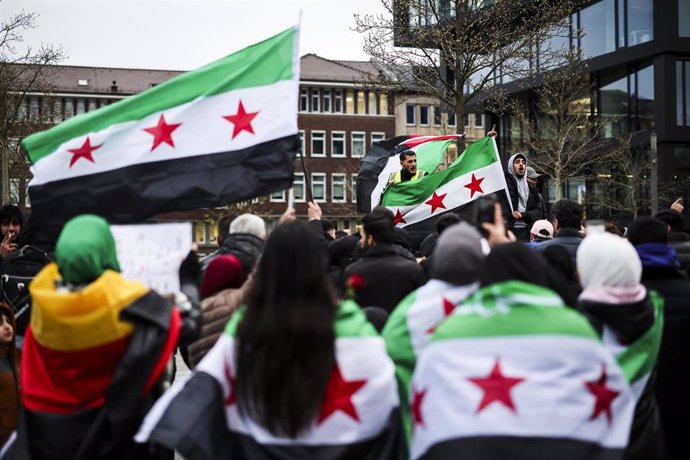 Ciudadanos sirios celebrando en Alemania la caída del régimen de Bashar al Assad