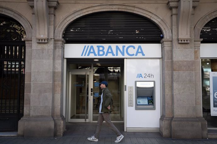 Archivo - Fachada del banco Abanca, a 4 de octubre de 2024, en Barcelona, Catalunya (España). La banca española ha logrado una rentabilidad del 13,8% en el segundo trimestre del año, casi un 1% más que en el primero, que alcanzó el 12,28%, y la cifra más 