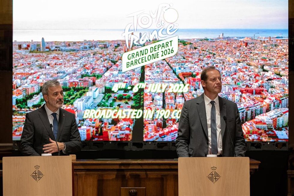 Archivo - El alcalde de Barcelona, Jaume Collboni (i) y el director general del Tour de Francia, Christian Prudhomme (d), durante el anuncio de la salida del Tour de Francia 2026 en Barcelona, a 18 de junio de 2024, en Barcelona, Catalunya (España). Ant