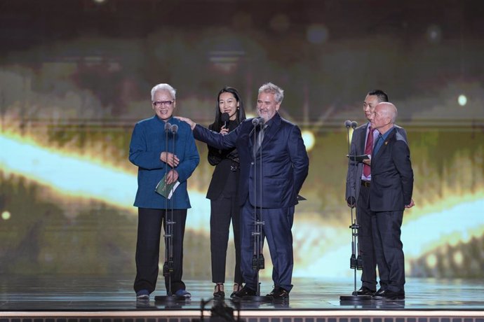 Luc Besson (center) gives out the award for Best Picture at the Golden Coconut Award ceremony in Sanya, Hainan, on December 10.