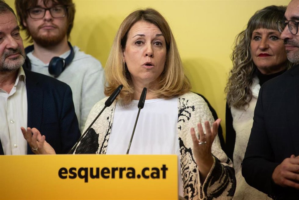 La candidata a la Presidencia de ERC, Helena Sol (c), comparece antes los medios de comunicación tras la primera vuelta de la jornada electoral por el 30 Congreso Nacional de ERC, en su sede, a 30 de noviembre de 2024, en Barcelona