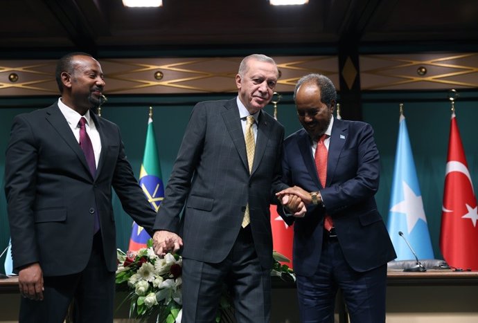 El primer ministro de Etiopía, Abiy Ahmed, el presidente de Somalia, Hasán Sheij Mohamud y el presidente turco, Recep Tayyip Erdogan, en Ankara