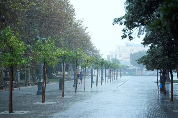 Archivo - Una calle vacía bajo la intensa lluvia. Imagen de archivo. 