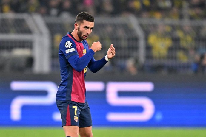 11 December 2024, North Rhine-Westphalia, Dortmund: Barcelona's Ferran Torres celebrates scoring his side's third goal during the UEFA Champions League soccer match between Borussia Dortmund and FC Barcelona at Signal Iduna Park. Photo: Bernd Thissen/dpa