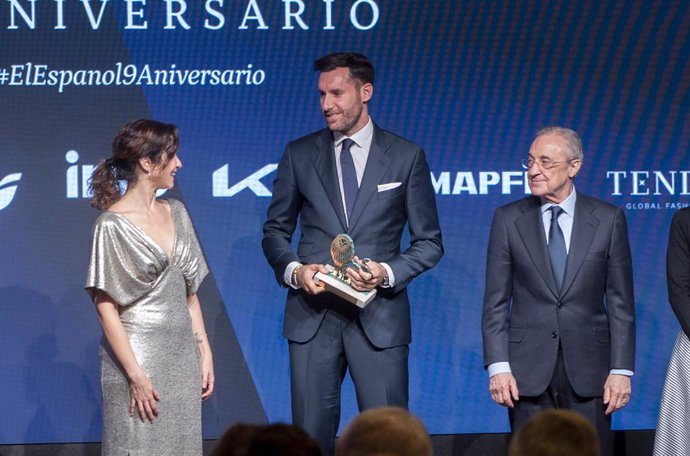 (I-D) La presidenta de la Comunidad de Madrid, Isabel Díaz Ayuso; el exjugador de baloncesto, Rudy Fernández y el presidente del Real Madrid, Florentino Pérez, recoge el Premio a la Trayectoria, durante el acto de entrega de los IX Premios Los Leones de E