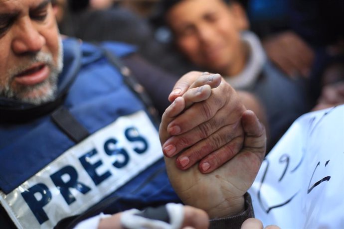 Archivo - 07 January 2024, Palestinian Territories, Rafah: Wael Dahdouh, Al-Jazeera bureau chief in Gaza City, holds the hands of his dead son Hamza, who also worked as a journalist for  Al Jazeera and was killed in an Israeli air strike on Rafah. Dahdouh