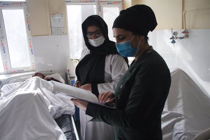 Archivo - Una mujer ejerce la medicina en Kabul, Afganistán (archivo)