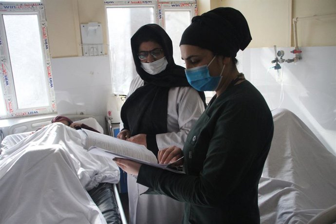 Archivo - KABUL, Feb. 17, 2022  -- Malalai Rahim Faizi (2nd R) visits a patient at the Malalai Zizhanton Hospital in Kabul, Afghanistan, on Feb. 8, 2022. As a gynecologist, Malalai Rahim Faizi was appointed physician-in-chief of Afghanistan's biggest mate