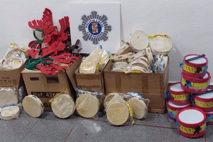 Artículos navideños intervenidos por la Policía Local de Cartagena por figurar como productos de riesgo en la red de alertas del Ministerio de Consumo.