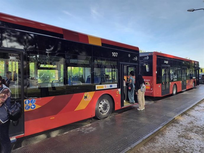 Pasajeros en la parada de autobús de Avenida Pirineos en Zaragoza.