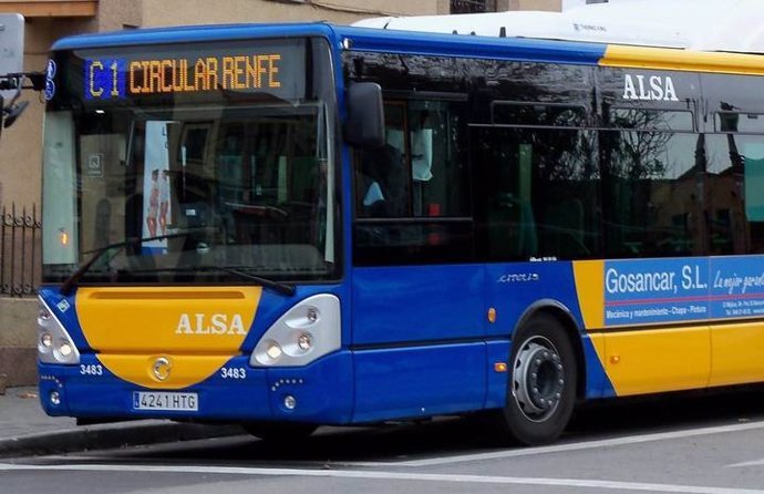 Archivo - Autobús urbano en Guadalajara.