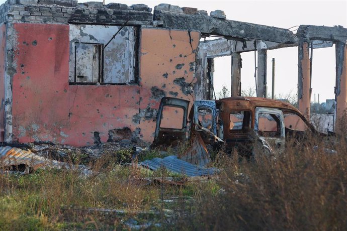 Archivo - Daños materiales en una localidad situada en la región de Jersón, en el sur de Ucrania