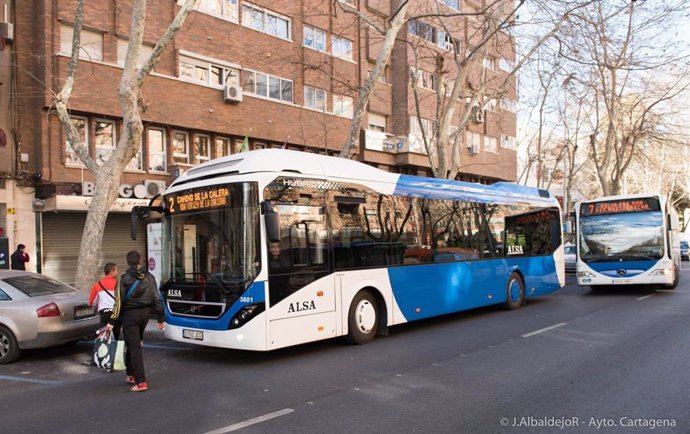 Archivo - Un autobús