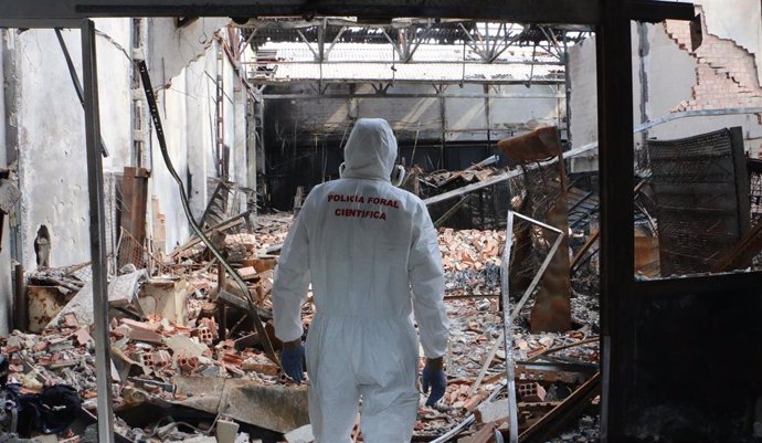 Agente de Policía Científica durante la inspección ocular de un incendio.