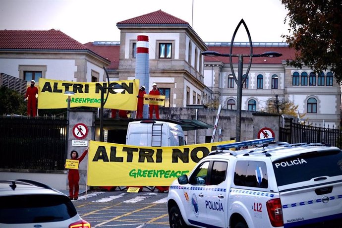 Protesta de activistas de Greenpeace contra Altri ante la sede de la Xunta en San Caetano, Santiago de Compostela.