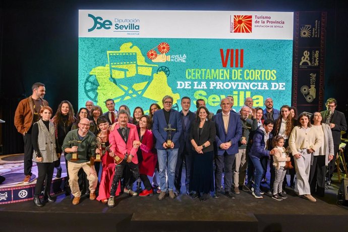 Fotografía de familia con los premiados en la gala final del  Certamen de Cortos de la Provincia de Sevilla, celebrada en el Auditorio Cartuja Center.