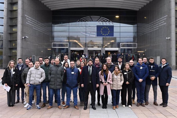 El presidente del Gobierno regional, Fernando López Miras, junto al grupo de jóvenes agricultores de la Región de Murcia presente en Bruselas.