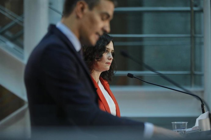 Archivo - El presidente del Gobierno, Pedro Sánchez, y la presidenta de la Comunidad de Madrid, Isabel Díaz Ayuso, ofrecen una rueda de prensa tras su reunión en la sede de la Presidencia regional, en Madrid (España), a 21 de septiembre de 2020. Archivo.