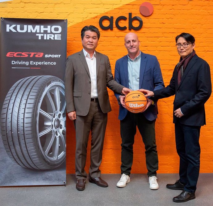 Foto de familia tras la firma del acuerdo entre Kumho Tire y la acb